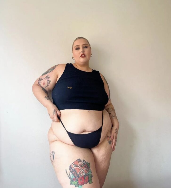 Το μοντέλο plus-size δείχνει περήφανα το σώμα της και απαντά με αυτοπεποίθηση στις κριτικές: «Αν δεν σου αρέσει, κοίτα αλλού»