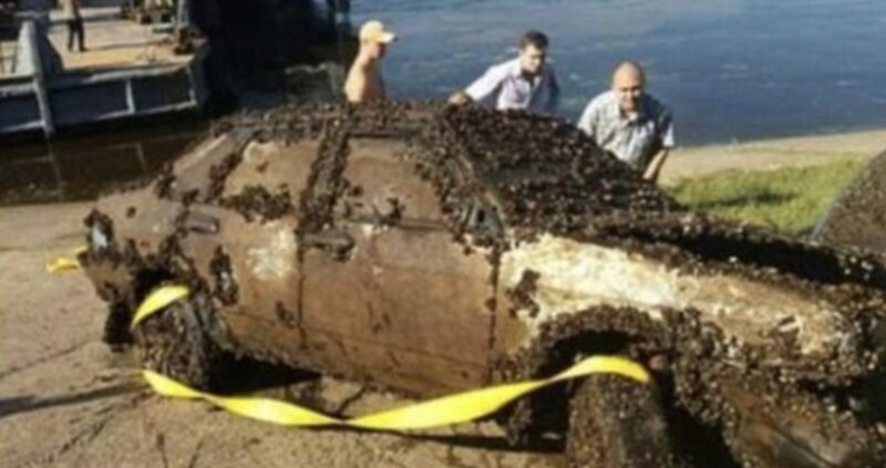 Απίστευτη ανακάλυψη! Δείτε τι βρήκε μέσα στο αυτοκίνητο