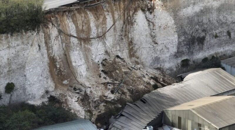 Αυτή το πρωί, σημειώθηκε ένα δραματικό γεγονός, όταν ένας δρόμος κατέρρευσε λόγω των καιρικών φαινομένων