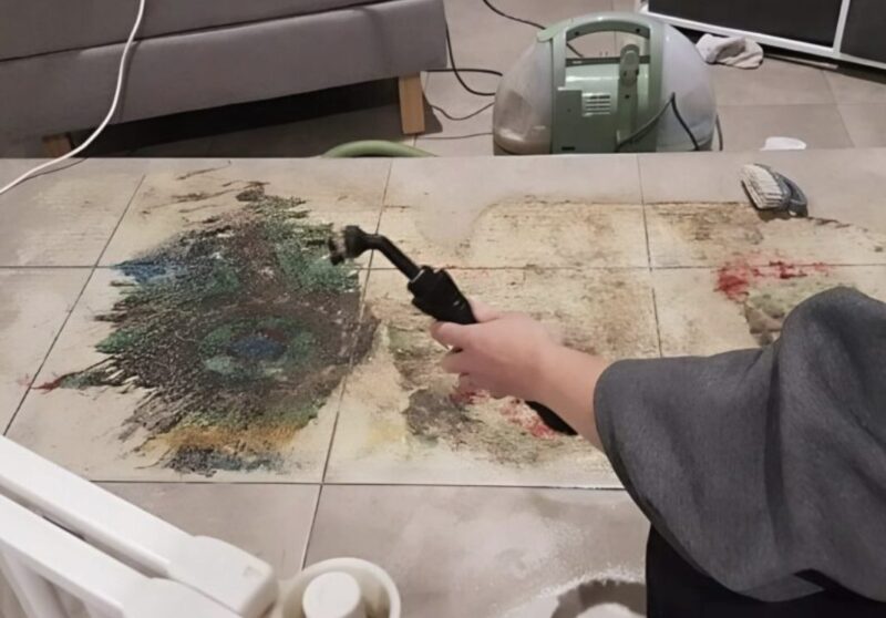 Βρήκα κάτι περίεργο στο πάτωμα του μπάνιου μου, και η αλήθεια πίσω από αυτή την ανακάλυψη με εξέπληξε βαθιά
