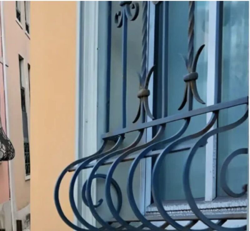 Γιατί κάποια κάγκελα παραθύρων είναι καμπυλωτά προς τα έξω στον πάτο
