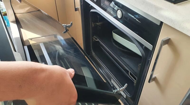 Πώς να καθαρίσετε εύκολα το λίπος και τη βρωμιά από τον φούρνο σας; Δείτε γιατί χρειάζεστε ένα κέρμα και μία σκόνη φουσκώματος