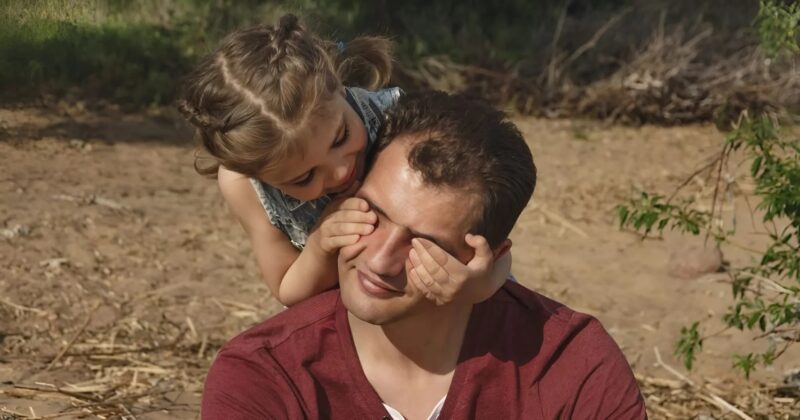 Υιοθετήσαμε ένα κοριτσάκι 4 ετών — έναν μήνα μετά η σύζυγός μου λέει: «Πρέπει να την επιστρέψουμε»